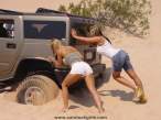 hummer_h2_jeep_wrangler_girls_dunes_stuck_018.jpg