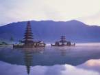 Pura_Ulun_Danu_on_Lake_Bratan_Bali.jpg