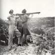 Americki oficir obucava partizanku.Vis,1944..jpg