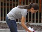 katie-holmes-walks-through-LA-01-480x366.jpg