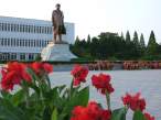 Kim Il-sung statue in Wonsan.jpg