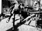 anja-rubik-topless-in-industrie-6-sept-2013-03-900x675.jpg
