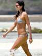elisabetta-gregoraci-hot-bikini-body-in-kenya-03-435x580.jpg