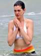 Anne-Hathaway-in-a-Bikini-Top-and-Yoga-Pants-in-Hawaii-03-435x580.jpg