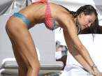 julia-pereira-takes-a-bikini-dip-in-miami-10-580x435.jpg