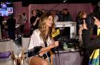 Behati_Prinsloo_Backstage_Victoria_Secret_qwltG-4Xl11x.jpg