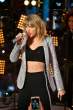 taylor-swift-at-new-year-s-eve-2015-in-nyc_3.jpg