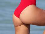 Raffaella-Modugno-Wears-A-Fiery-Red-Thong-Swimsuit-In-Miami-02-580x435.jpg