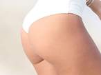 Raffaella-Modugno-Wears-A-White-One-PIece-Thong-To-The-Beach-In-Miami-04-580x435.jpg