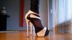 walking in sexy black-white high heels 7 inch 18 cm.mp4_000004833.jpg