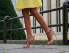 05-street style-eventos-blancaspina-yellow dress-spring-dos noued-louboutin-heels-con dos tacones-c2t.JPG
